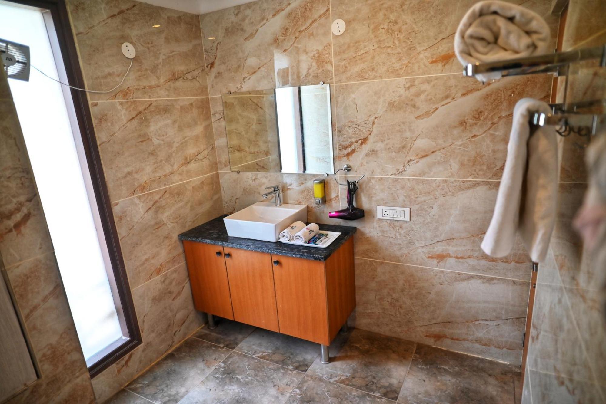Hotel Lake View Csandígarh Kültér fotó